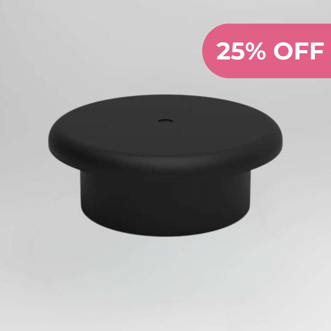 Une seule feuille verte sur fond blanc.